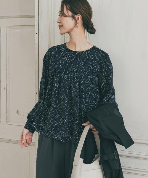 URBAN RESEARCH DOORS(アーバンリサーチドアーズ)の「ドットギャザーブラウス | オフィスカジュアル/通勤/お仕事/セレモニー/オケージョン(シャツ/ブラウス・レディース・ネイビー/ブラック・FREE)」の5枚目の写真