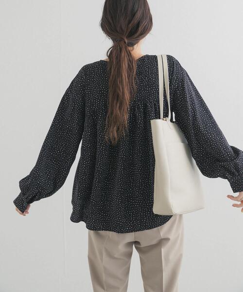 URBAN RESEARCH DOORS(アーバンリサーチドアーズ)の「ドットギャザーブラウス | オフィスカジュアル/通勤/お仕事/セレモニー/オケージョン(シャツ/ブラウス・レディース・ネイビー/ブラック・FREE)」の16枚目の写真
