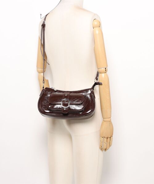 Chiina(チーナ)の「Chiina / 6色展開 2way センターベルトデザイン ショルダーバック(ショルダーバッグ・レディース・ブラウン/ブラック/シルバー/レッド/ホワイト/キャメル・FREE)」の19枚目の写真