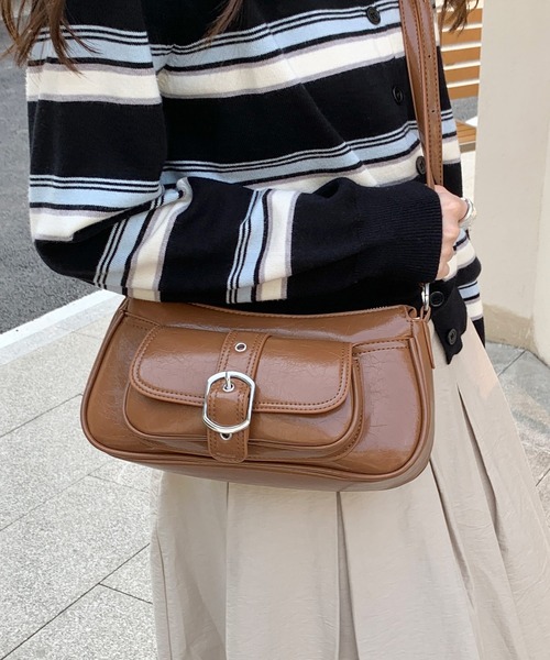 Chiina(チーナ)の「Chiina / 6色展開 2way センターベルトデザイン ショルダーバック(ショルダーバッグ・レディース・ブラウン/ブラック/シルバー/レッド/ホワイト/キャメル・FREE)」の4枚目の写真