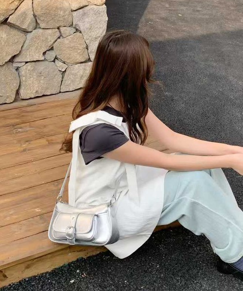 Chiina(チーナ)の「Chiina / 6色展開 2way センターベルトデザイン ショルダーバック(ショルダーバッグ・レディース・ブラウン/ブラック/シルバー/レッド/ホワイト/キャメル・FREE)」の6枚目の写真