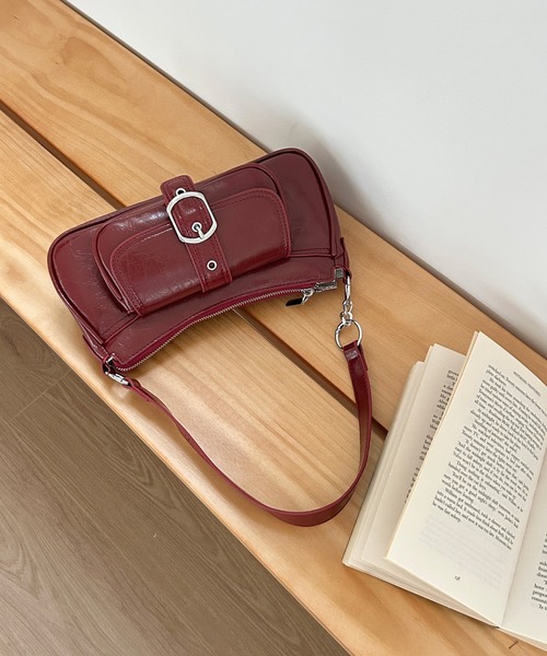 Chiina(チーナ)の「Chiina / 6色展開 2way センターベルトデザイン ショルダーバック(ショルダーバッグ・レディース・ブラウン/ブラック/シルバー/レッド/ホワイト/キャメル・FREE)」の7枚目の写真