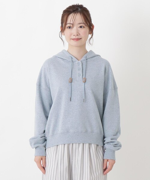 one'sterrace(ワンズテラス)の「裏毛フード付きプルオーバー(パーカー・レディース・サックスブルー系8/ライトグレー系8/グレー系その他7・02)」の4枚目の写真