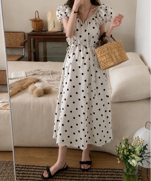 &soiree(アンドソワレ)の「Vネックドット柄パフスリーブ半袖ワンピース(ワンピース・レディース・ベージュ・SMALL/MEDIUM/LARGE/X-LARGE)」の2枚目の写真