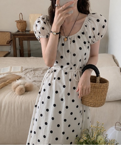 &soiree(アンドソワレ)の「Vネックドット柄パフスリーブ半袖ワンピース(ワンピース・レディース・ベージュ・SMALL/MEDIUM/LARGE/X-LARGE)」の3枚目の写真