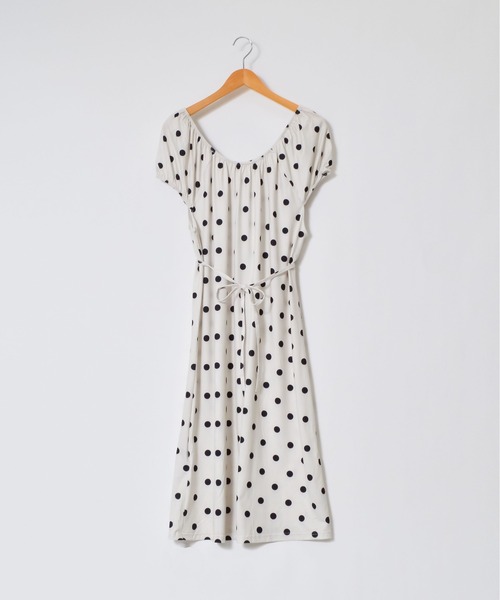 &soiree(アンドソワレ)の「Vネックドット柄パフスリーブ半袖ワンピース(ワンピース・レディース・ベージュ・SMALL/MEDIUM/LARGE/X-LARGE)」の4枚目の写真