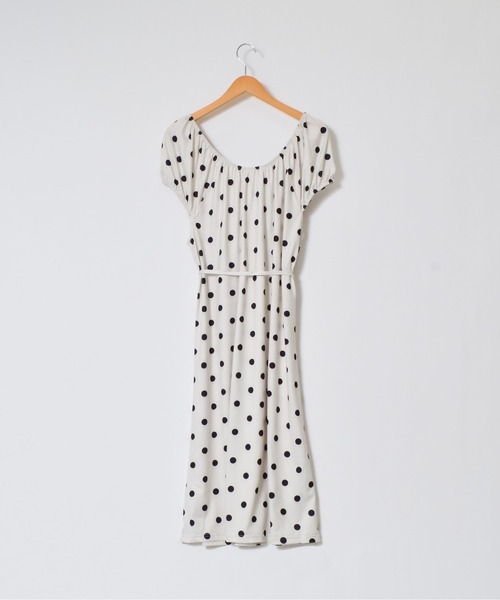 &soiree(アンドソワレ)の「Vネックドット柄パフスリーブ半袖ワンピース(ワンピース・レディース・ベージュ・SMALL/MEDIUM/LARGE/X-LARGE)」の5枚目の写真
