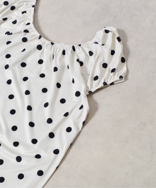 &soiree(アンドソワレ)の「Vネックドット柄パフスリーブ半袖ワンピース(ワンピース・レディース・ベージュ・SMALL/MEDIUM/LARGE/X-LARGE)」の6枚目の写真