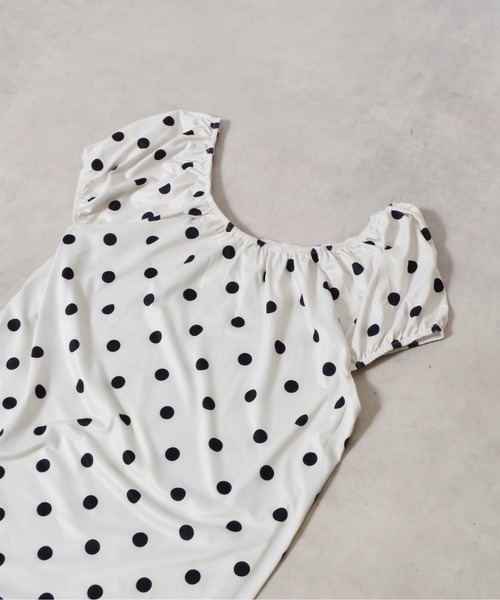 &soiree(アンドソワレ)の「Vネックドット柄パフスリーブ半袖ワンピース(ワンピース・レディース・ベージュ・SMALL/MEDIUM/LARGE/X-LARGE)」の7枚目の写真