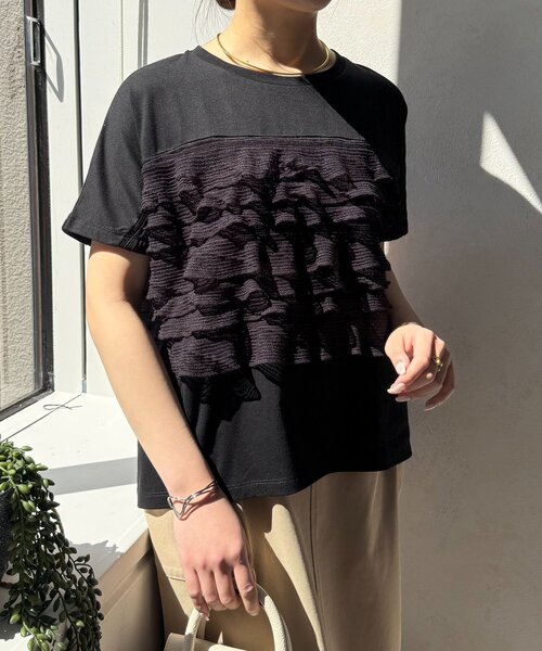 Jena espace merveilleux（ジェナ　エスパスメルヴェイユ）の「【一枚で着映える】シアーフリルカットソー（Tシャツ/カットソー・レディース・ブラック/オフホワイト/チャコールグレー・FREE）」の10枚目の写真