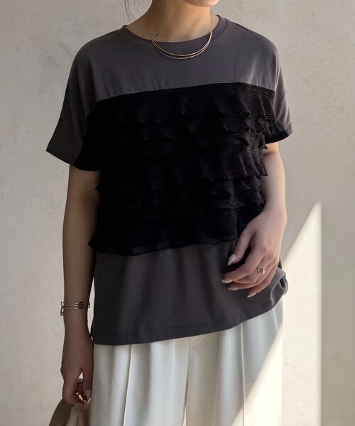Jena espace merveilleux（ジェナ　エスパスメルヴェイユ）の「【一枚で着映える】シアーフリルカットソー（Tシャツ/カットソー・レディース・ブラック/オフホワイト/チャコールグレー・FREE）」の13枚目の写真