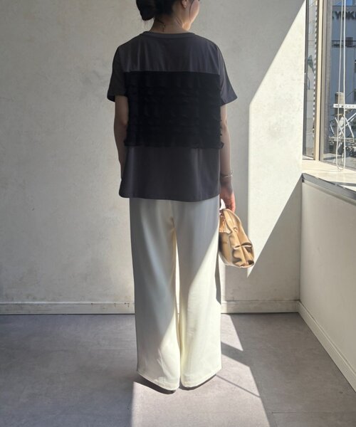 Jena espace merveilleux（ジェナ　エスパスメルヴェイユ）の「【一枚で着映える】シアーフリルカットソー（Tシャツ/カットソー・レディース・ブラック/オフホワイト/チャコールグレー・FREE）」の14枚目の写真