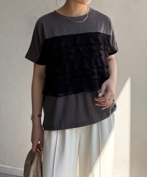 Jena espace merveilleux（ジェナ　エスパスメルヴェイユ）の「【一枚で着映える】シアーフリルカットソー（Tシャツ/カットソー・レディース・ブラック/オフホワイト/チャコールグレー・FREE）」の16枚目の写真