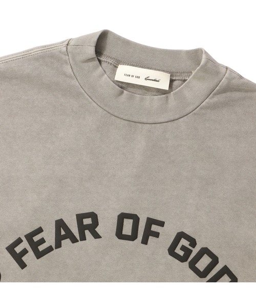 FOG ESSENTIALS（エフオージーエッセンシャルズ）の「ESSENTIALS TRAINING 90S SHORT SLEEVE TEE エッセンシャルズ トレーニングナインティーズショートスリーヴティー（Tシャツ/カットソー・メンズ・グレイッシュベージュ・SMALL/MEDIUM/LARGE/X-LARGE）」の2枚目の写真