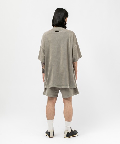 FOG ESSENTIALS（エフオージーエッセンシャルズ）の「ESSENTIALS TRAINING 90S SHORT SLEEVE TEE エッセンシャルズ トレーニングナインティーズショートスリーヴティー（Tシャツ/カットソー・メンズ・グレイッシュベージュ・SMALL/MEDIUM/LARGE/X-LARGE）」の5枚目の写真