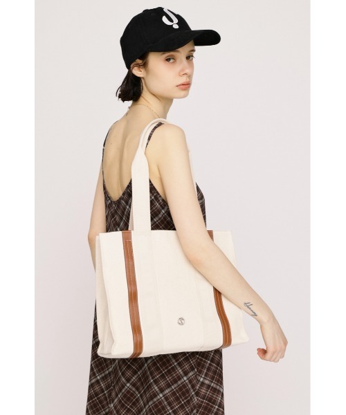 SLY(スライ)の「THONG TRIMMED CANVAS BAG トングトリムドキャンバスバッグ(トートバッグ・レディース・アイボリー/ブラック・FREE)」の12枚目の写真