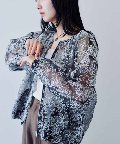 MEDE19F（メデジュウキュウ）の「ＭＥＤＥ１９Ｆ　オーガンジー刺繍シアーブルゾン〈ブラック×オフホワイト〉（その他アウター・レディース・ブラック×ホワイト・LL/L/M）」の2枚目の写真