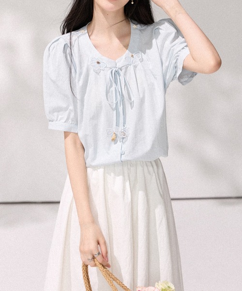 LUCPY(ラクピー)の「リボンデザインショートブラウス(シャツ/ブラウス・レディース・ブルー・X-LARGE/LARGE/MEDIUM/SMALL)」の2枚目の写真