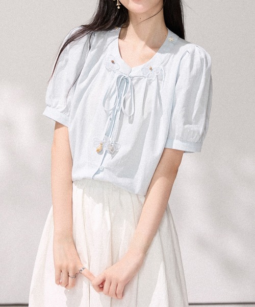 LUCPY(ラクピー)の「リボンデザインショートブラウス(シャツ/ブラウス・レディース・ブルー・X-LARGE/LARGE/MEDIUM/SMALL)」の3枚目の写真