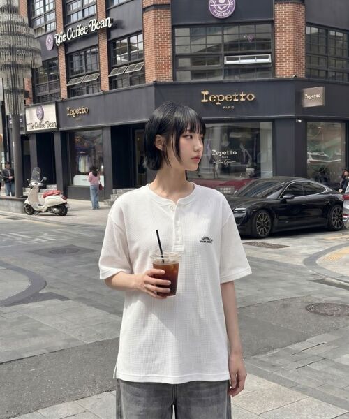 WANIL（ウェニール）の「サンロゴワッフルヘンリーネック半袖Tシャツ3カラー[WASR_1002]（Tシャツ/カットソー・レディース・ブラック/グレー/ホワイト・MEDIUM/LARGE/X-LARGE）」の8枚目の写真