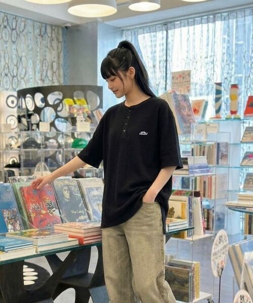WANIL（ウェニール）の「サンロゴワッフルヘンリーネック半袖Tシャツ3カラー[WASR_1002]（Tシャツ/カットソー・レディース・ブラック/グレー/ホワイト・MEDIUM/LARGE/X-LARGE）」の9枚目の写真