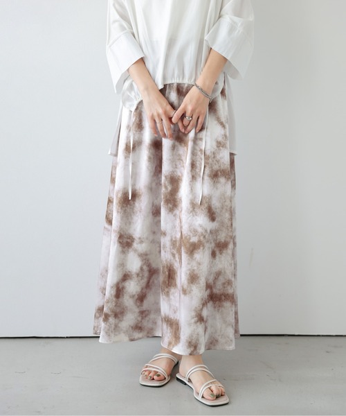 AMELY(エミリー)の「ニュアンス柄サテンフレアスカート(スカート・レディース・グリーン/ピンク/グレー・フリー)」の3枚目の写真