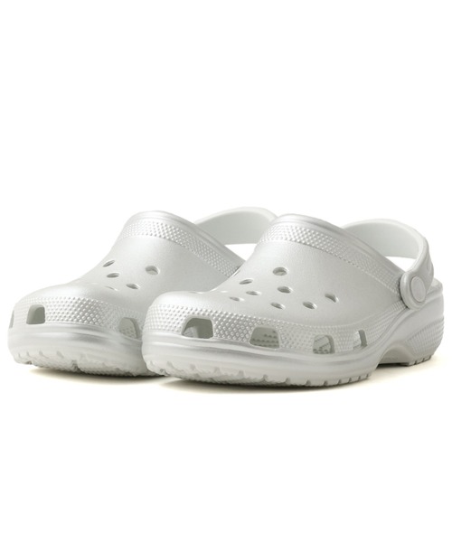 crocs(クロックス)の「crocs Classic Tinted Metallic Clog / クロックス クラシック ティンテッド メタリック クロッグ(サンダル・レディース・シルバー・24.0cm/23.0cm/22.0cm/25.0cm)」の1枚目の写真