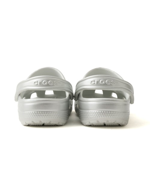 crocs(クロックス)の「crocs Classic Tinted Metallic Clog / クロックス クラシック ティンテッド メタリック クロッグ(サンダル・レディース・シルバー・24.0cm/23.0cm/22.0cm/25.0cm)」の3枚目の写真