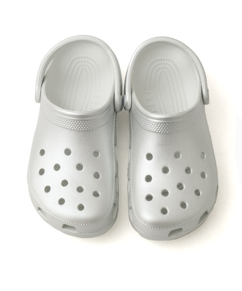crocs(クロックス)の「crocs Classic Tinted Metallic Clog / クロックス クラシック ティンテッド メタリック クロッグ(サンダル・レディース・シルバー・24.0cm/23.0cm/22.0cm/25.0cm)」の2枚目の写真
