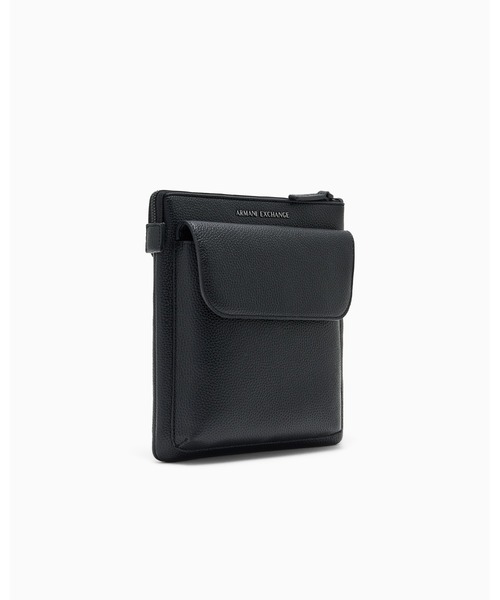 ARMANI EXCHANGE(アルマーニエクスチェンジ)の「【A|X アルマーニ エクスチェンジ】<オンライン限定>AXロゴ フラットショルダーバッグ(ショルダーバッグ・メンズ・ブラック・FREE)」の2枚目の写真