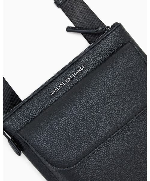 ARMANI EXCHANGE(アルマーニエクスチェンジ)の「【A|X アルマーニ エクスチェンジ】<オンライン限定>AXロゴ フラットショルダーバッグ(ショルダーバッグ・メンズ・ブラック・FREE)」の4枚目の写真