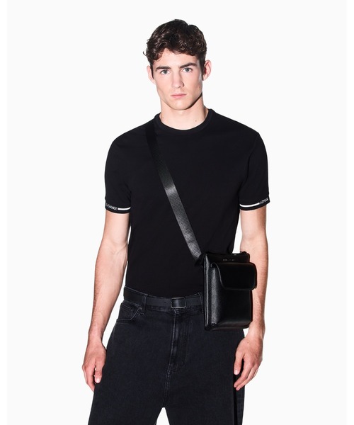 ARMANI EXCHANGE(アルマーニエクスチェンジ)の「【A|X アルマーニ エクスチェンジ】<オンライン限定>AXロゴ フラットショルダーバッグ(ショルダーバッグ・メンズ・ブラック・FREE)」の11枚目の写真