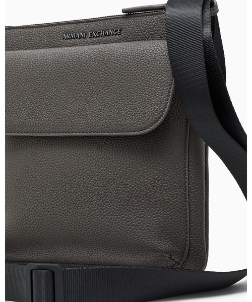ARMANI EXCHANGE(アルマーニエクスチェンジ)の「【A|X アルマーニ エクスチェンジ】<オンライン限定>AXロゴ フラットショルダーバッグ(ショルダーバッグ・メンズ・ブラック・FREE)」の8枚目の写真