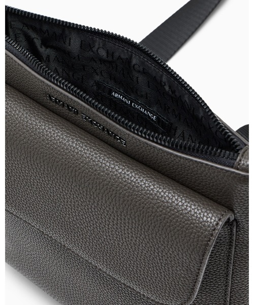 ARMANI EXCHANGE(アルマーニエクスチェンジ)の「【A|X アルマーニ エクスチェンジ】<オンライン限定>AXロゴ フラットショルダーバッグ(ショルダーバッグ・メンズ・ブラック・FREE)」の9枚目の写真