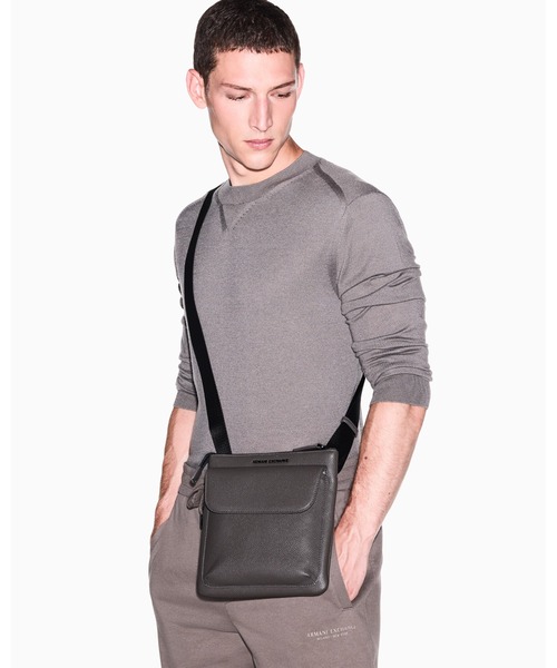 ARMANI EXCHANGE(アルマーニエクスチェンジ)の「【A|X アルマーニ エクスチェンジ】<オンライン限定>AXロゴ フラットショルダーバッグ(ショルダーバッグ・メンズ・ブラック・FREE)」の10枚目の写真