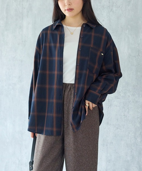 LAVEANGE（ラビアンジェ）の「【定番】オンブレーチェックレギュラーカラーシャツ｜羽織り/冷房対策/着回し/大人カジュアル（シャツ/ブラウス・レディース・ネイビー/ベージュ・LL/M/5L/4L/3L）」の2枚目の写真