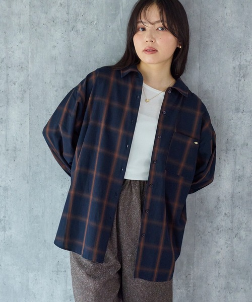 LAVEANGE（ラビアンジェ）の「【定番】オンブレーチェックレギュラーカラーシャツ｜羽織り/冷房対策/着回し/大人カジュアル（シャツ/ブラウス・レディース・ネイビー/ベージュ・LL/M/5L/4L/3L）」の9枚目の写真