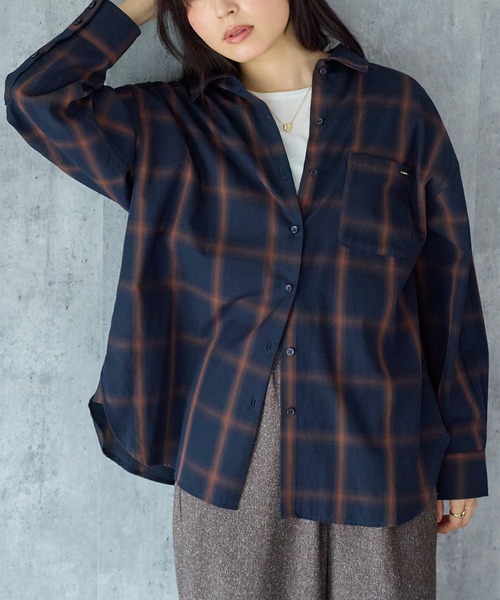 LAVEANGE（ラビアンジェ）の「【定番】オンブレーチェックレギュラーカラーシャツ｜羽織り/冷房対策/着回し/大人カジュアル（シャツ/ブラウス・レディース・ネイビー/ベージュ・LL/M/5L/4L/3L）」の11枚目の写真