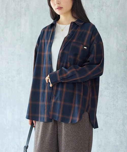 LAVEANGE（ラビアンジェ）の「【定番】オンブレーチェックレギュラーカラーシャツ｜羽織り/冷房対策/着回し/大人カジュアル（シャツ/ブラウス・レディース・ネイビー/ベージュ・LL/M/5L/4L/3L）」の13枚目の写真