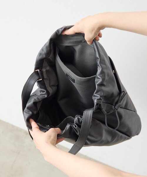 ear PAPILLONNER(イアパピヨネ)の「レザー巾着ショルダーバッグLサイズ《本革》(ショルダーバッグ・レディース・ブラウン/ブラック・FREE)」の8枚目の写真