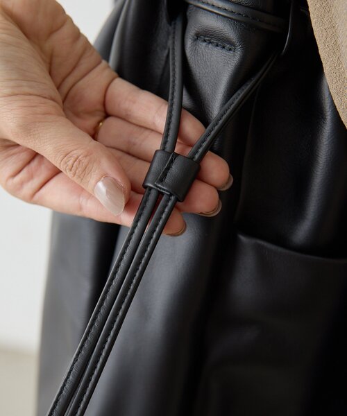 ear PAPILLONNER(イアパピヨネ)の「レザー巾着ショルダーバッグLサイズ《本革》(ショルダーバッグ・レディース・ブラウン/ブラック・FREE)」の12枚目の写真