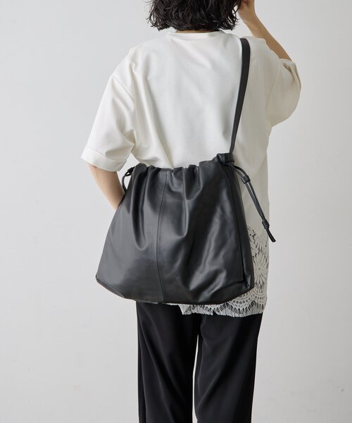 ear PAPILLONNER(イアパピヨネ)の「レザー巾着ショルダーバッグLサイズ《本革》(ショルダーバッグ・レディース・ブラウン/ブラック・FREE)」の20枚目の写真