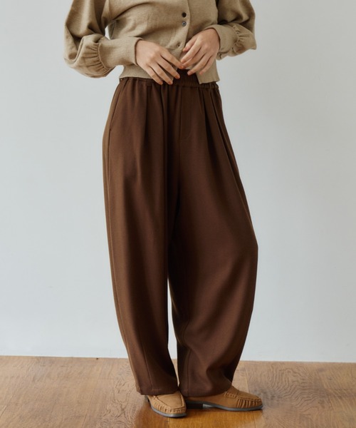 OLUN（オルン）の「Double tuck easy pants/ダブルタックイージーパンツ（スラックス・レディース・ブラウン/モカ/アイボリー・SMALL/X-SMALL/FREE）」の6枚目の写真