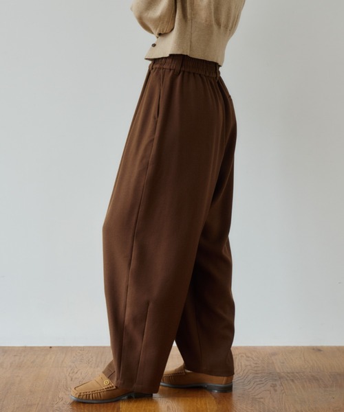 OLUN（オルン）の「Double tuck easy pants/ダブルタックイージーパンツ（スラックス・レディース・ブラウン/モカ/アイボリー・SMALL/X-SMALL/FREE）」の14枚目の写真