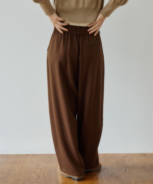 OLUN（オルン）の「Double tuck easy pants/ダブルタックイージーパンツ（スラックス・レディース・ブラウン/モカ/アイボリー・SMALL/X-SMALL/FREE）」の15枚目の写真