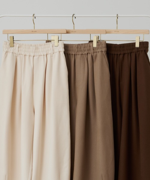 OLUN（オルン）の「Double tuck easy pants/ダブルタックイージーパンツ（スラックス・レディース・ブラウン/モカ/アイボリー・SMALL/X-SMALL/FREE）」の5枚目の写真