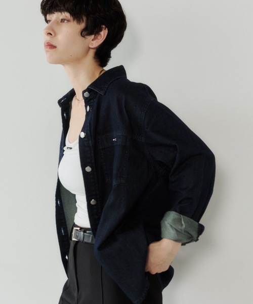 VION(ヴィオン)の「ライトデニムシャツ / Light Denim Shirt(シャツ/ブラウス・レディース・ネイビー/ブルー・FREE)」の2枚目の写真