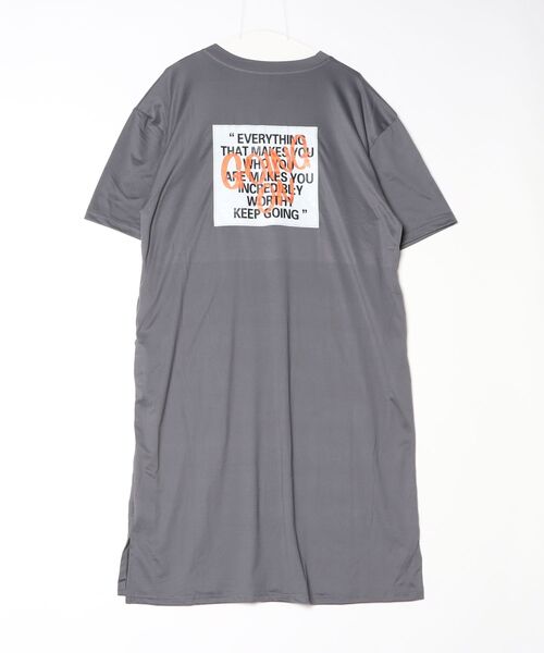 LETee(レティー)の「バックプリントで後ろ姿までおしゃれ!ゆるっと着こなすオーバーサイズTシャツワンピース(ワンピース・レディース・ネイビー/チャコールグレー/ブラック・FREE)」の15枚目の写真