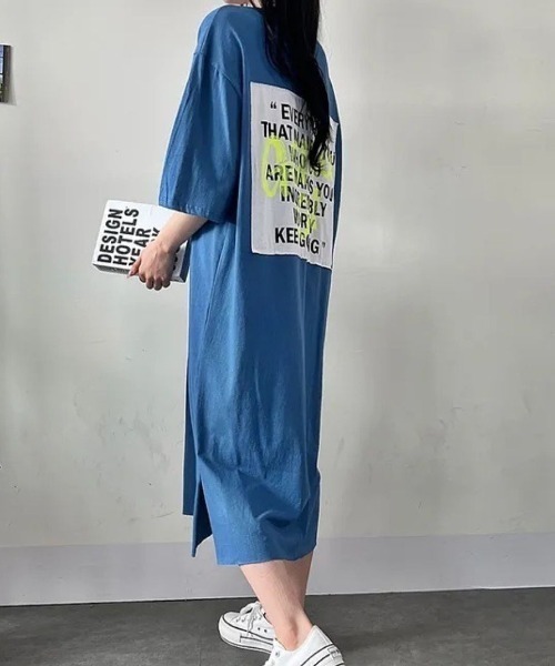 LETee(レティー)の「バックプリントで後ろ姿までおしゃれ!ゆるっと着こなすオーバーサイズTシャツワンピース(ワンピース・レディース・ネイビー/チャコールグレー/ブラック・FREE)」の3枚目の写真