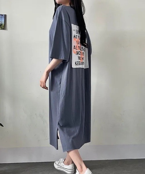 LETee(レティー)の「バックプリントで後ろ姿までおしゃれ!ゆるっと着こなすオーバーサイズTシャツワンピース(ワンピース・レディース・ネイビー/チャコールグレー/ブラック・FREE)」の2枚目の写真